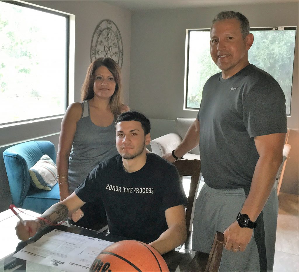 Gabe Gaxiola signs his LOI with his parents (Family Photo) 