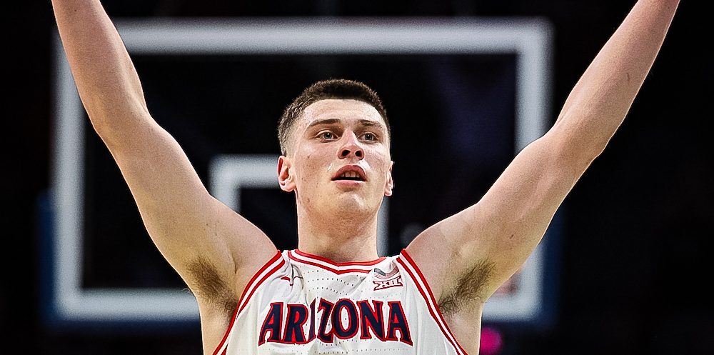 No. 1 Arizona pulls away from Cincinnati to improve to 19-0